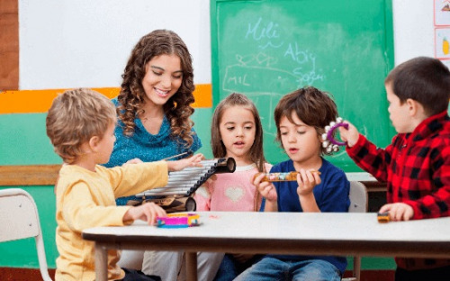 Auxiliar de Educação Infantil